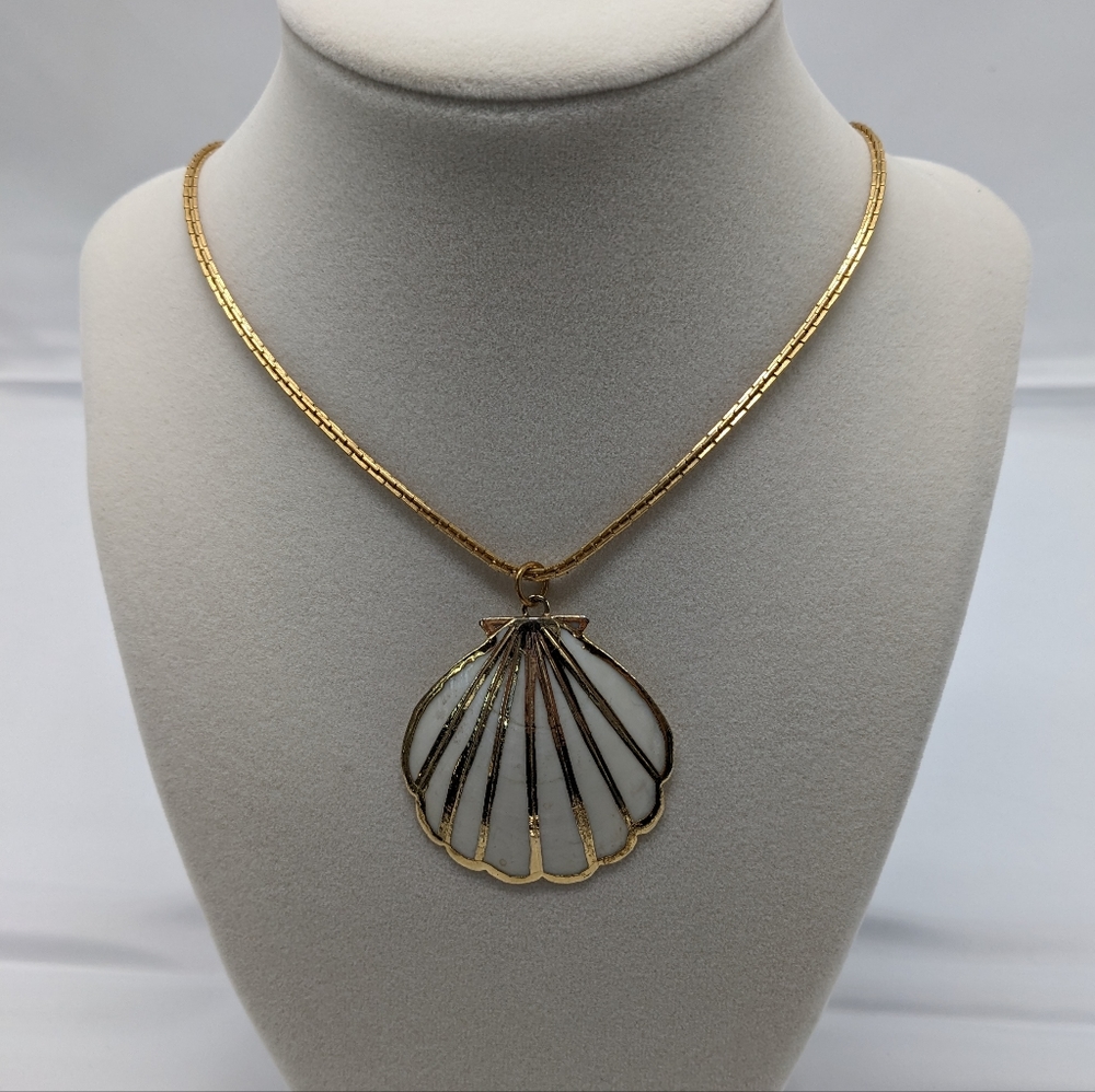 Vintage sea shell and gold tone necklace